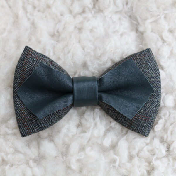 Käsintehty tummanvihreä nahka-tweed-rusetti vaalealla taustalla.