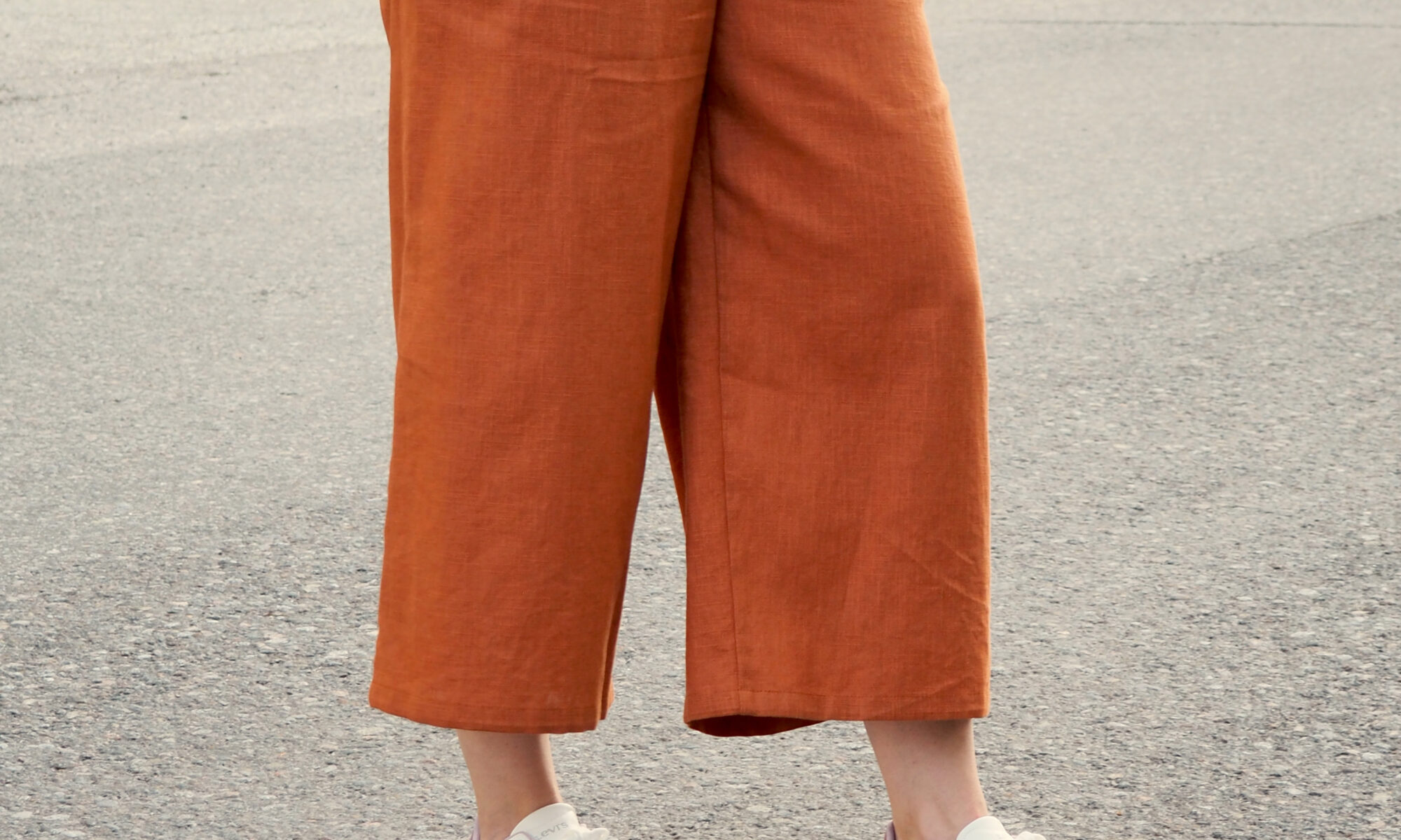 Kuvassa naisen alavartalo ja hänellä päällä kanelin sävyiset culottes-housut